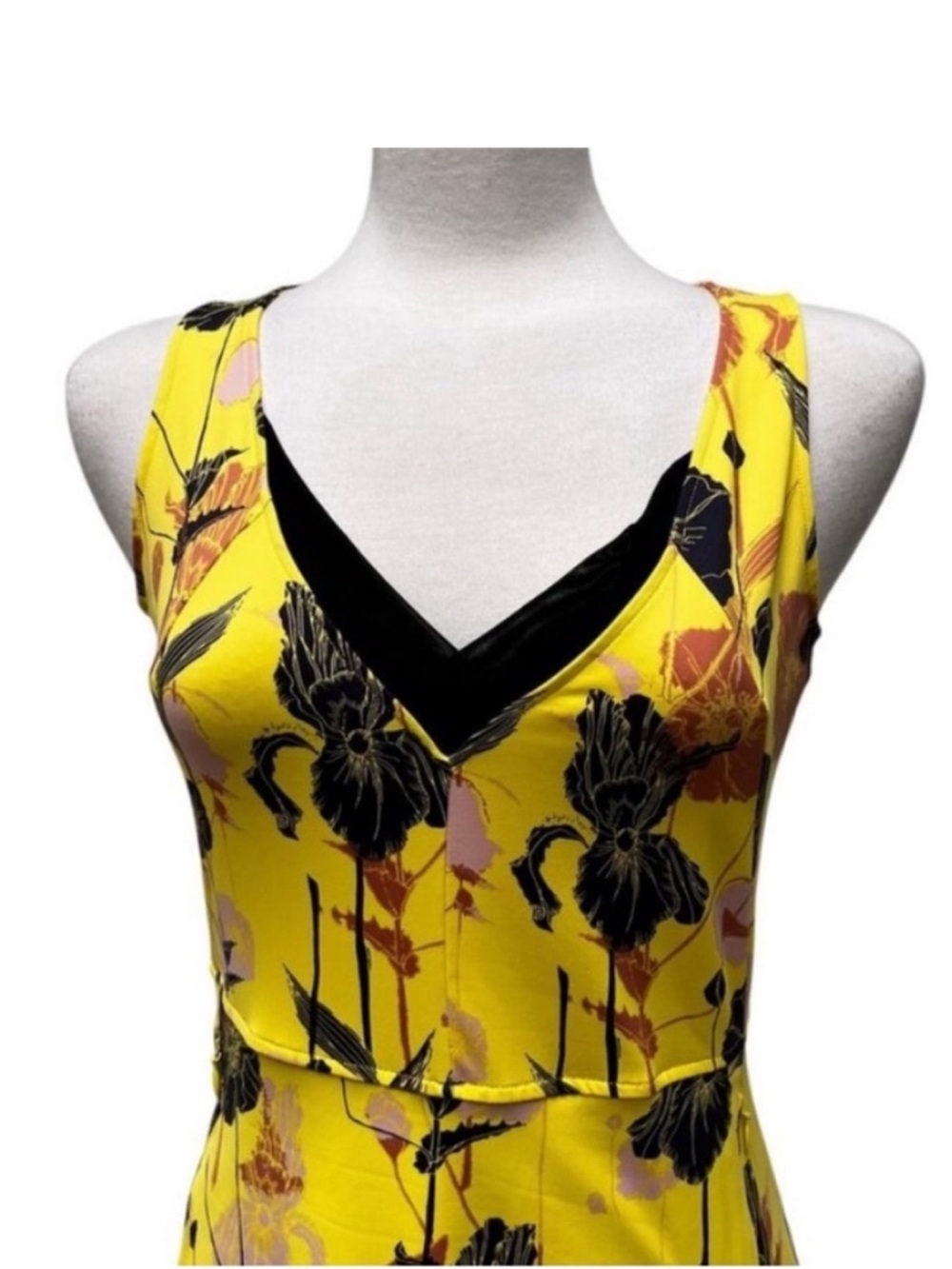 Title Nine Freelance Dress
Yellow Anemone Floral
Athletic Mini
Stretch Size S - Picture 7 of 10